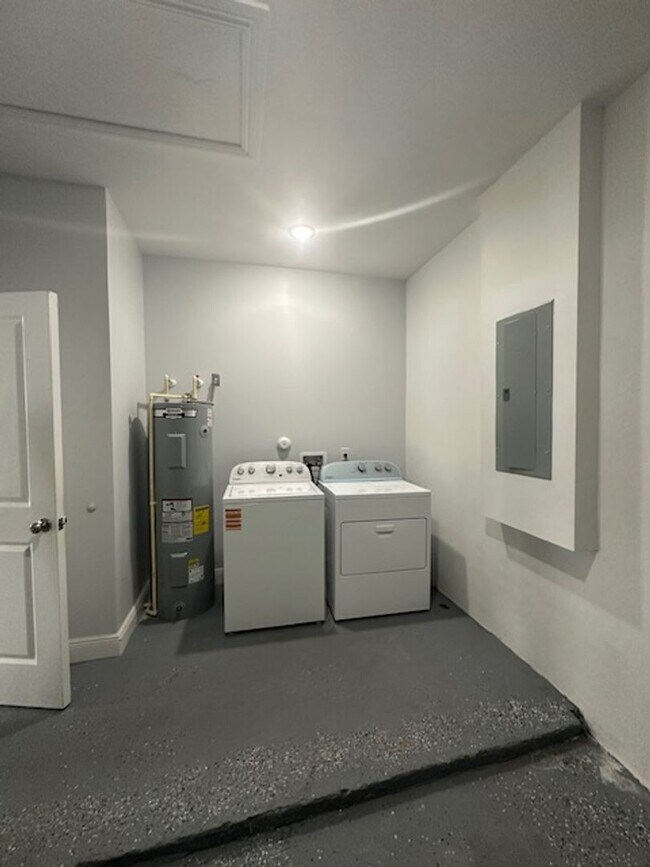 Building Photo - 3 Bedroom 2 Bath 1 Car Garage