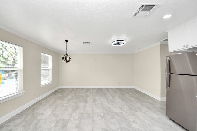 Building Photo - 7066 Villa Dr