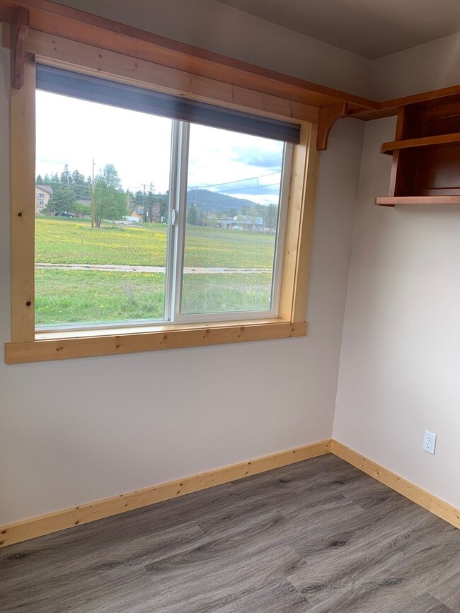 Building Photo - 702