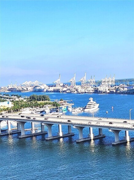 Building Photo - 555 NE 15th St