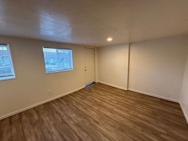 Building Photo - 1135 SE Salem Ave