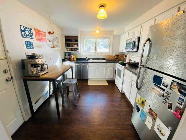 Kitchen 1 Fully upgraded Kitchen with dishwasher, garbage disposal and new applicances - 1800 Abbott Ave