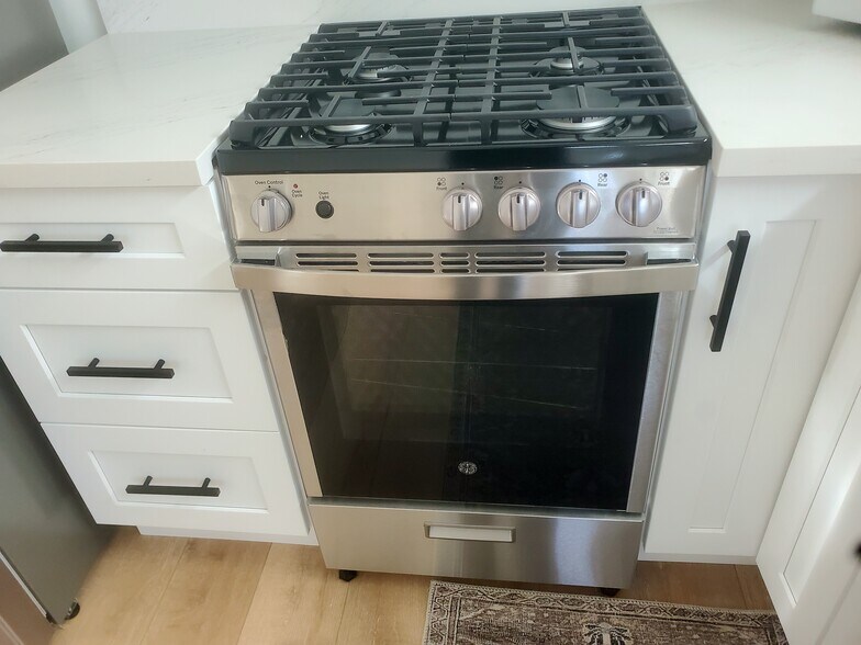 NEW OVEN/STOVE - 6038 Maury Ave