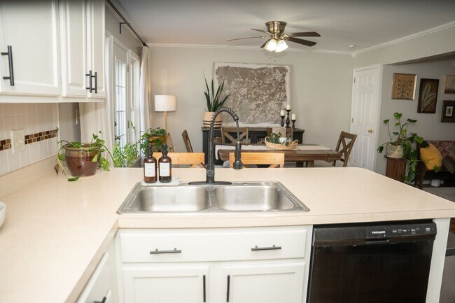 Building Photo - Charming 3 Bedroom, 1.5 Bath Townhome - EL...