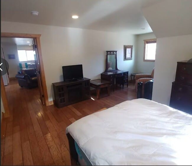 Building Photo - Fully Furnished Western Apartment Near Columbus