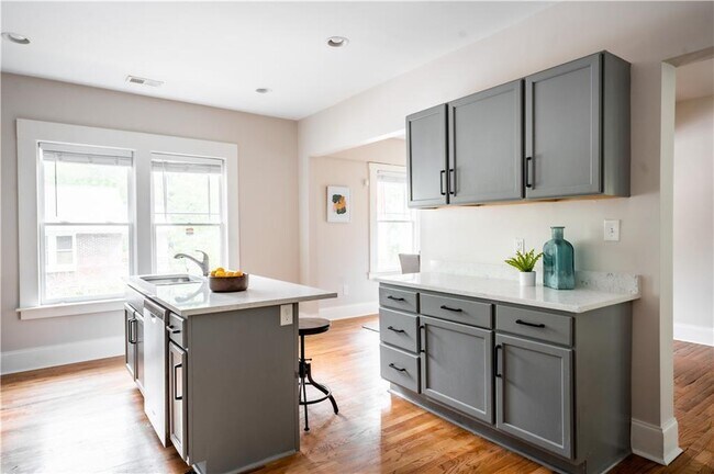 Building Photo - 875 Oakhill Ave SW