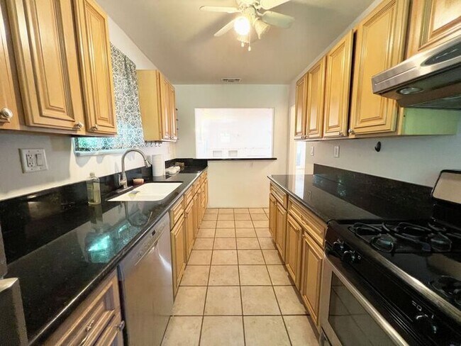 Building Photo - 2 bed 1 bath + Bonus Room