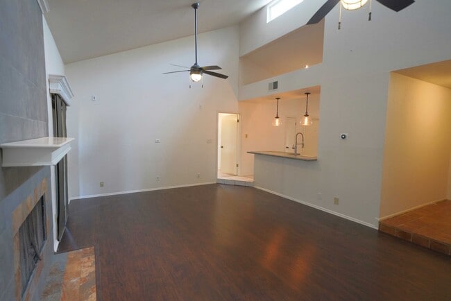 Building Photo - Gorgeous home available in great neighborhood. Realtor Commission: $500