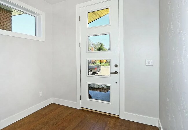 Building Photo - 2805 W Pleasanton Ave