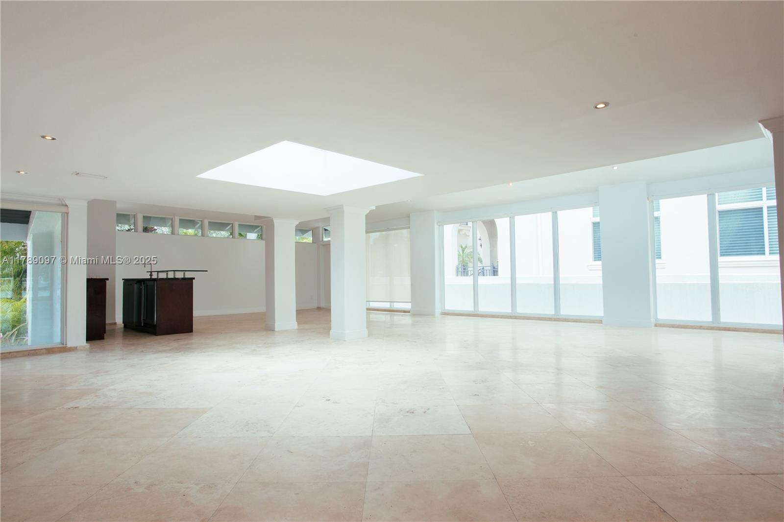 Building Photo - 72 S Hibiscus Dr