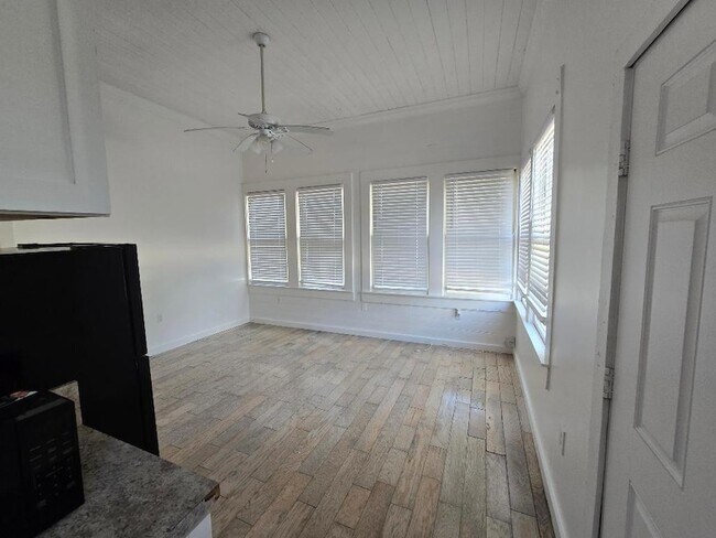 Building Photo - 301 S 7th St