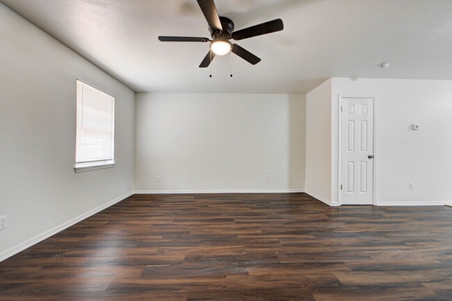 Building Photo - 2112 Melrose Dr