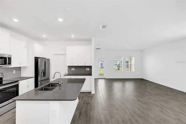 Building Photo - 6243 Lakepine St