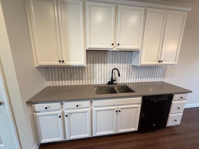 Building Photo - 3 Bed/3 Bath Townhome Christiansburg