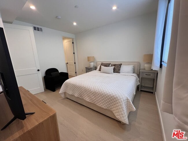 Building Photo - 8928 Sawyer St