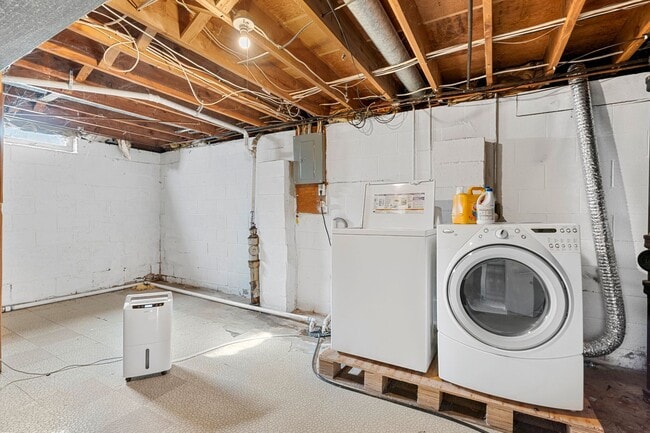 Building Photo - 3 BR 1.5 BA ranch house w/ large garage