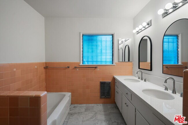 Building Photo - 9149 Hillsboro Dr