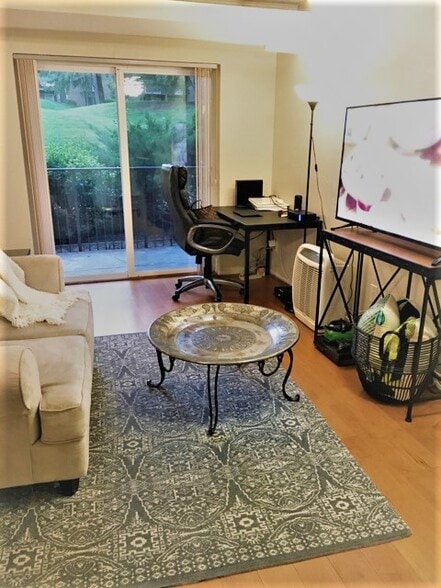 Liv/dining area - 75 S Reynolds St