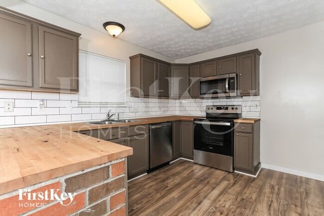 Building Photo - 917 Brookwood Dr