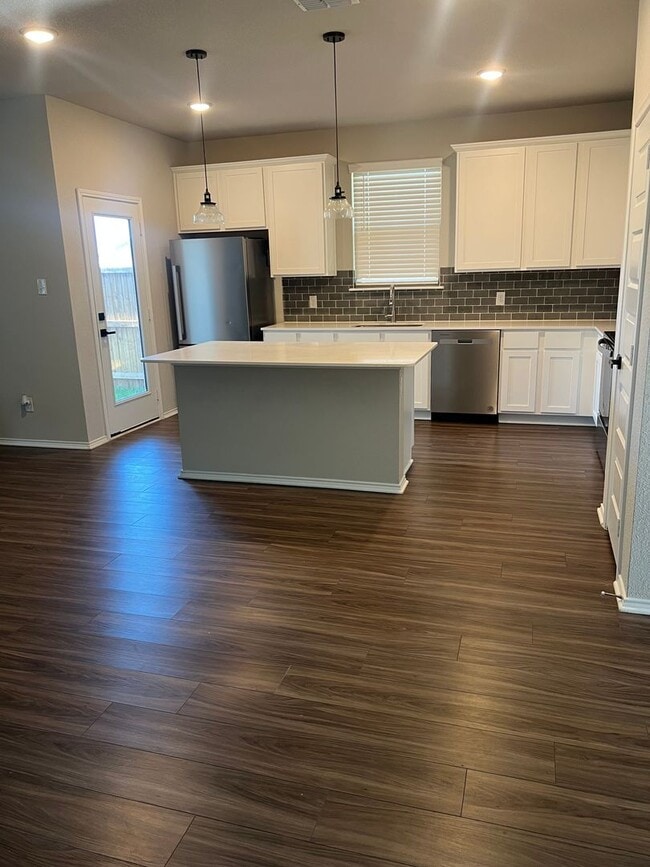 Building Photo - NEW 4 Bedroom in Joshua ISD. Move in special for the end of the year!
