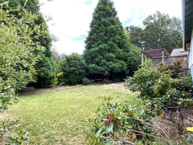 Building Photo - Private Hood River Home