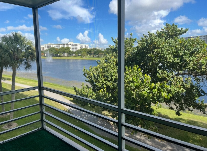 Building Photo - 2751 N Palm Aire Dr