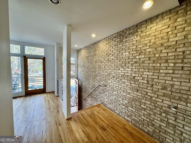 Building Photo - 1327 Peachtree View NE