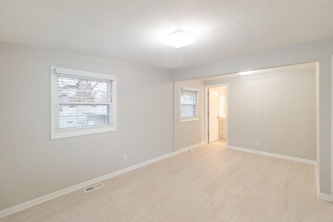 Building Photo - Gorgeous fully updated 3 bed 3 bath near KU Campus!