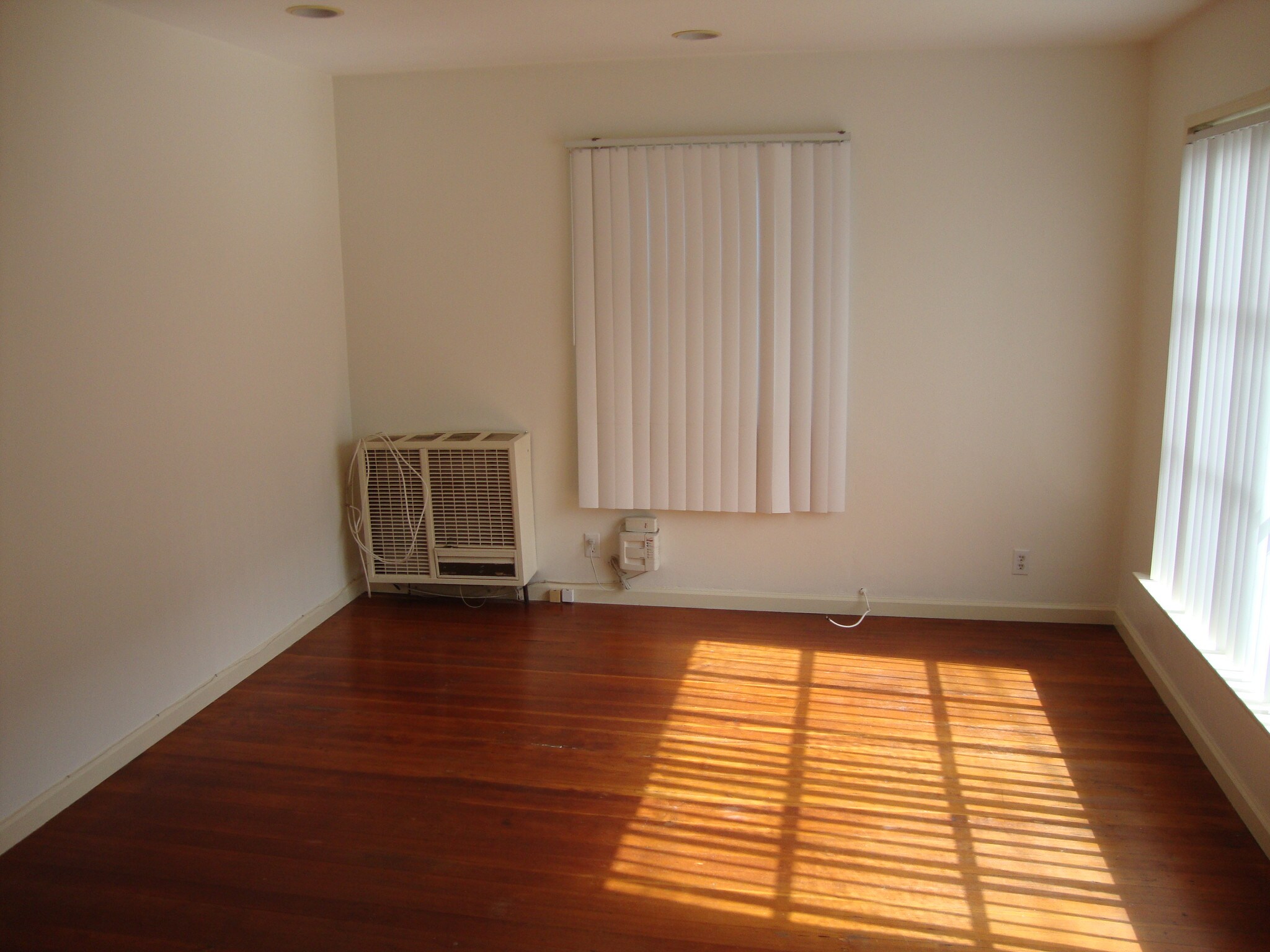 Livingroom - 812 Bard St
