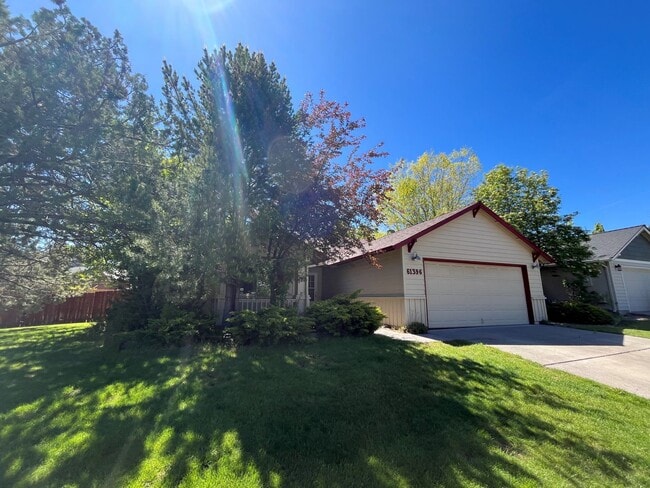 Primary Photo - Cozy SE Bend 3 Bed/2 Bath Home on Large Co...