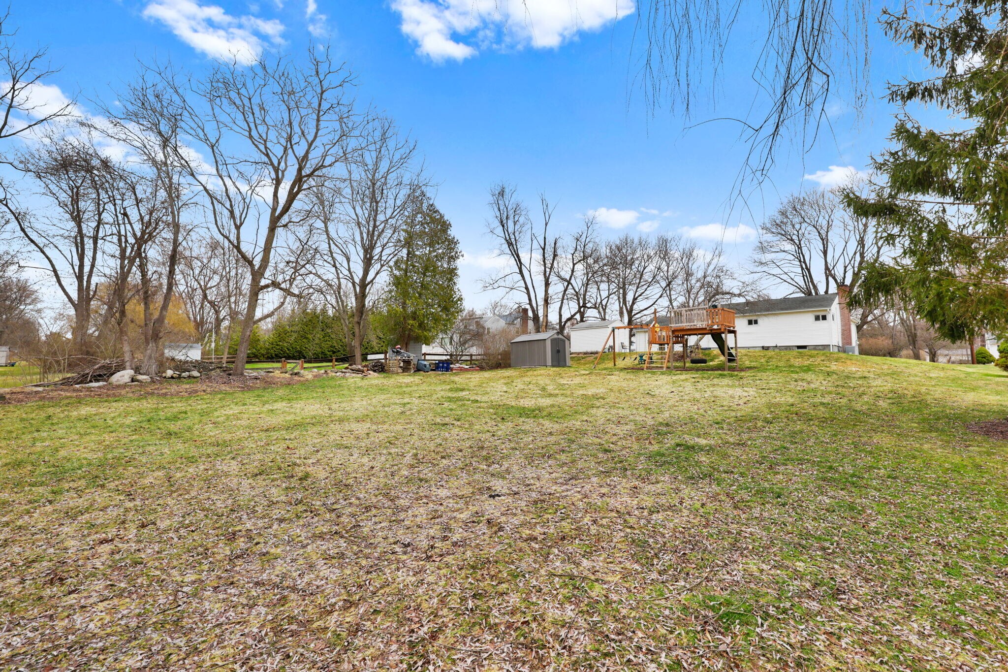 Building Photo - 2881 Meadowcrest Dr