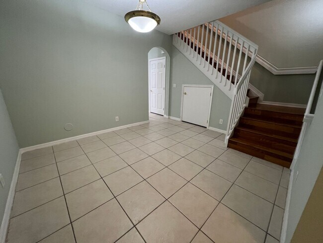 Building Photo - Lovely Townhome in Gate Community!
