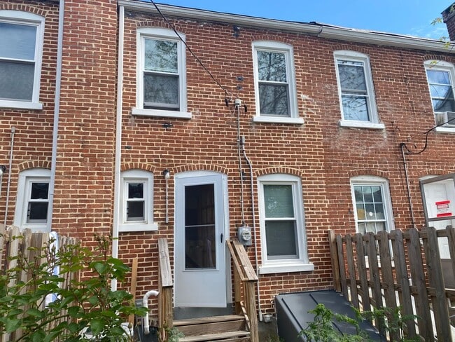 Building Photo - Renovated 2 Bedroom Lancaster City Home