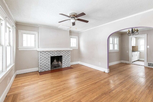 Building Photo - Charming 2-Bedroom Home minutes from everything!