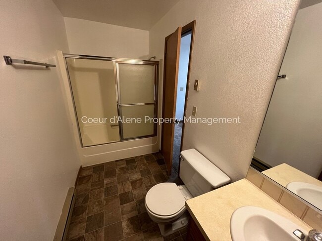 Building Photo - 1 bedroom, 1 bathroom apartment w/ great l...