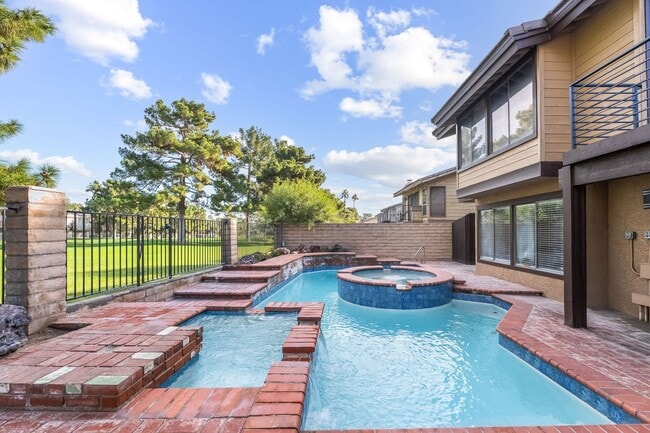 Building Photo - 968 Pinehurst Dr