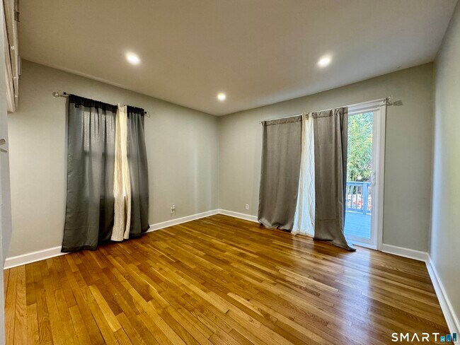 Building Photo - 415 Savoy St