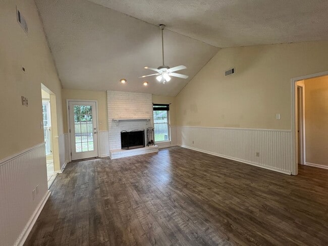 Building Photo - Adorable 3/2 on large corner lot