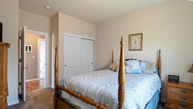Building Photo - Fully Furnished and available for the holi...