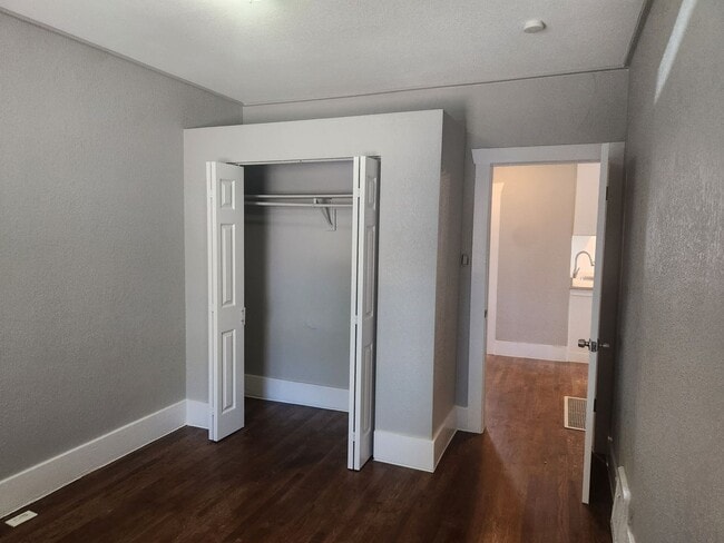 Building Photo - Bright & Updated 3-Bedroom Upper Unit All Utilities Included!