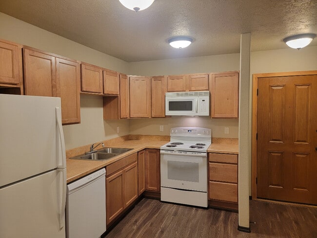 Building Photo - 502 SW Evergreen Ave