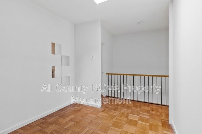 Building Photo - 123 E St SE