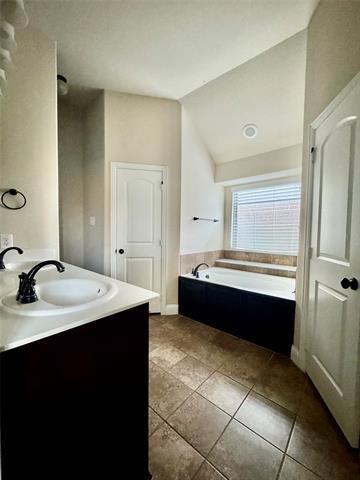 Building Photo - 667 Sharpley Dr