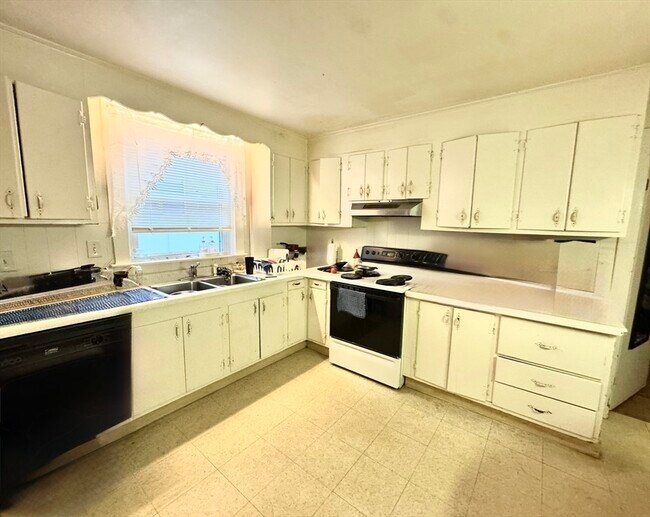 Building Photo - 36 Hollace St