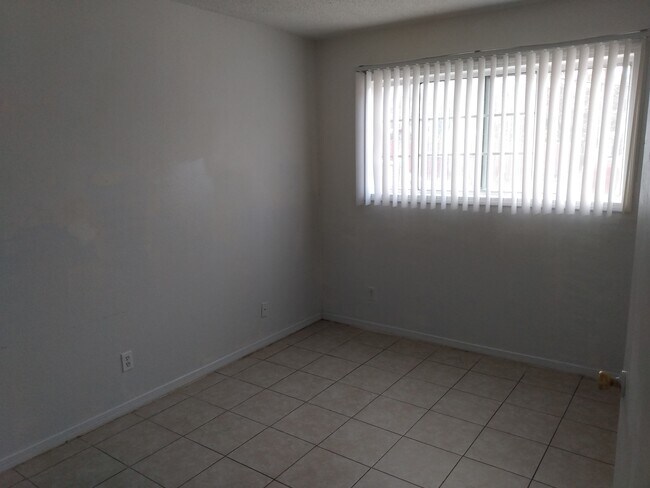 Building Photo - 3720 E Clay Ave