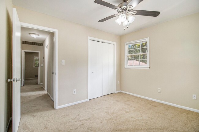 Building Photo - 4 Bedroom 2.5 Bath House