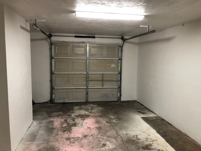 Building Photo - Updated 2 bedroom 1 1/2 bath duplex in Spr...