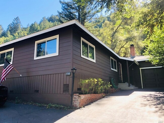 Building Photo - 2034 Redwood Dr