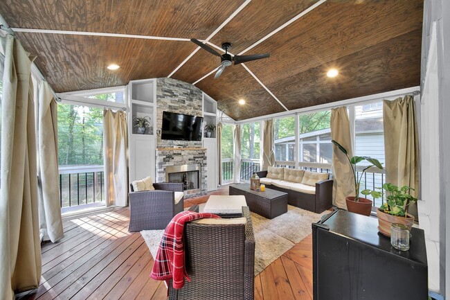 Building Photo - Spacious 4 Bed 2.5 bath Home in Davis Lake...