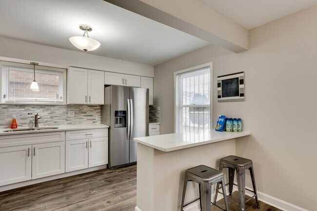 Building Photo - 226 S Hoyne Ave